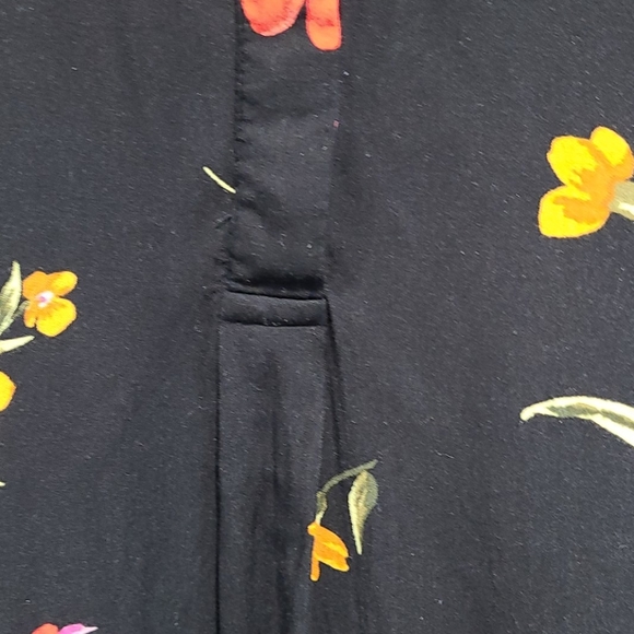 💙 BLOUSE: Tunic Style Black Floral Blouse - Picture 6 of 10